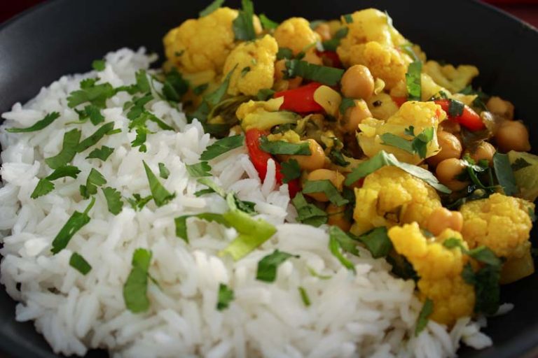 Easy Chickpea & Cauliflower Coconut Curry (GF) - The Pesky Vegan