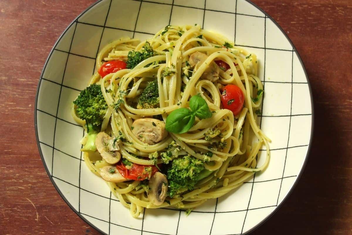 Vegan Spaghetti with Pesto and Veg