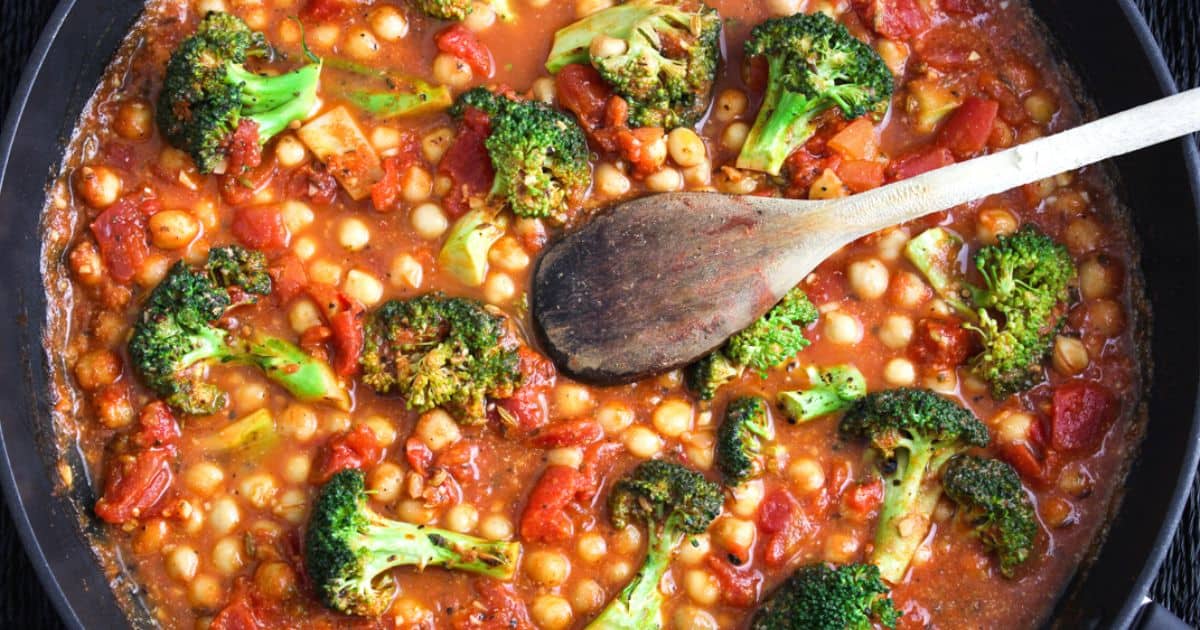 15-Minute Chickpea Stew with Broccoli - The Pesky Vegan