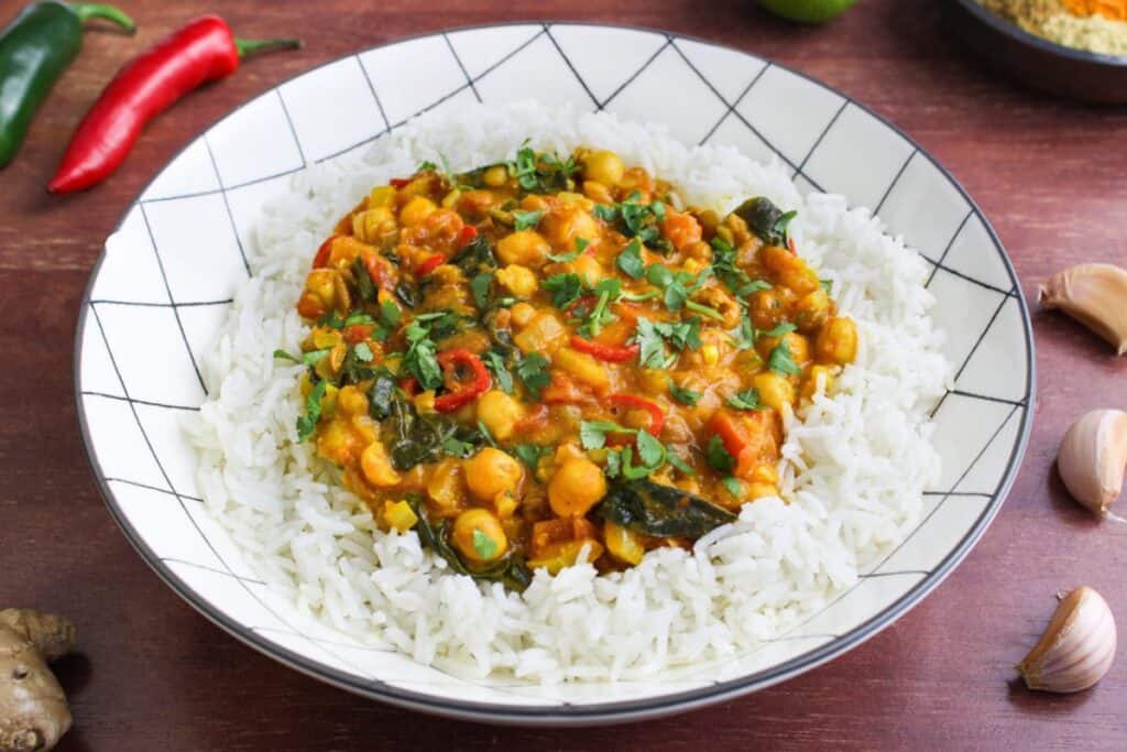 Creamy curry with chickpeas and lentils