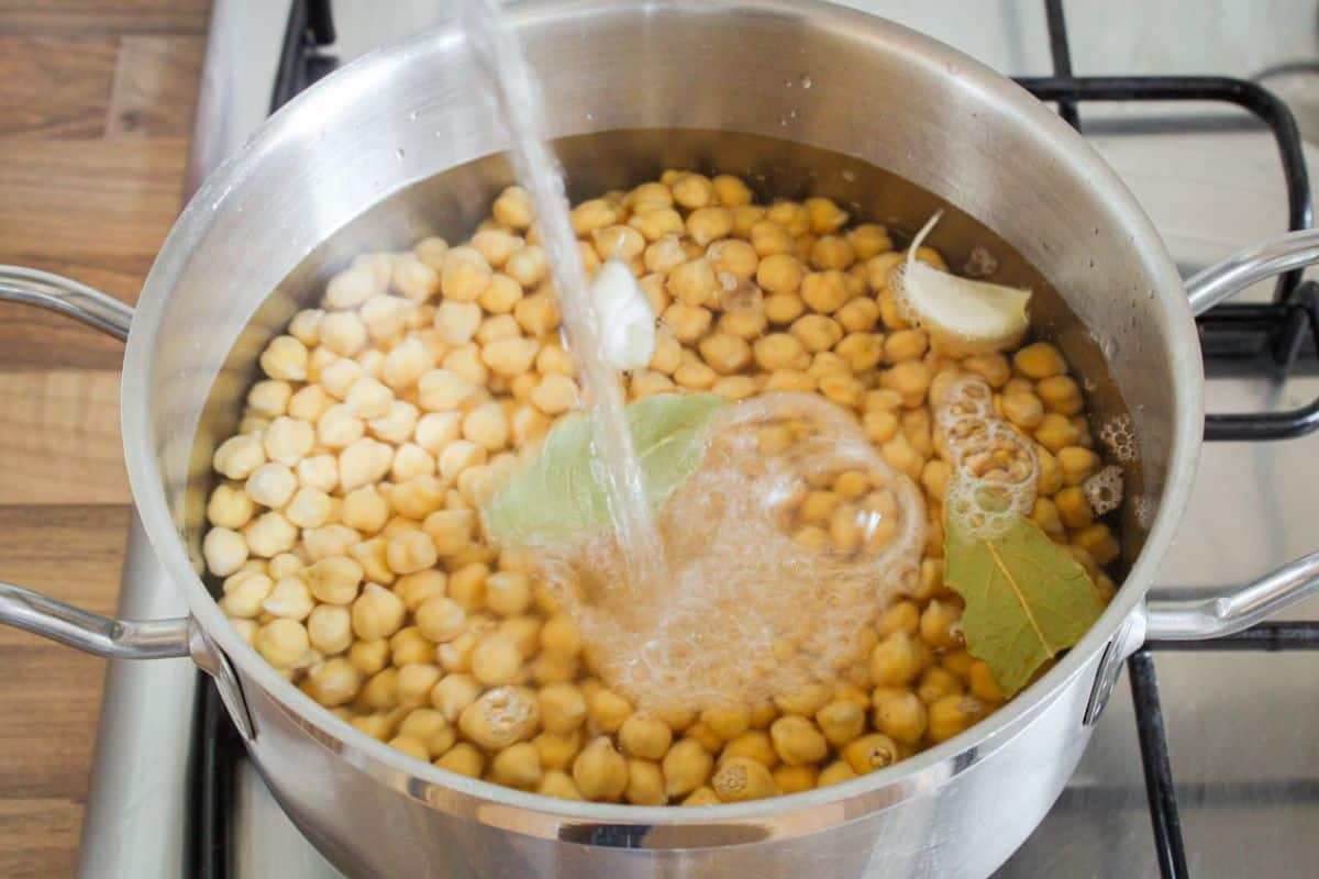 Cooking dried chickpeas from scratch in pan with water